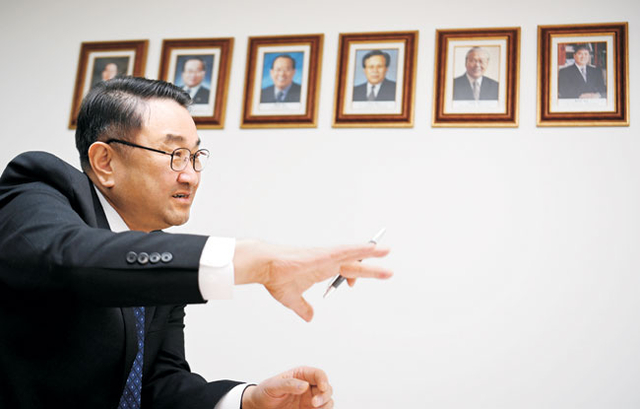 지난 4일 서울 중구 한국전문대학교육협의회에서 김영도 회장이 전문대학의 비전에 대해 설명하고 있다.  윤성호 기자