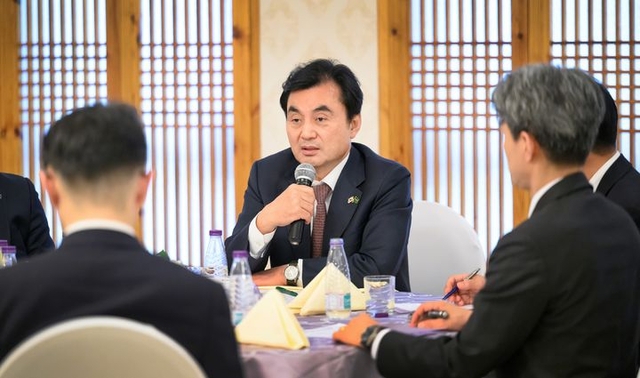 안규백 국방부장관이 지난 9일(현지시간) 사우디 세계방산전시회에 참가한 방산 중소기업과의 간담회에서 발언하고 있다. 국방부 제공