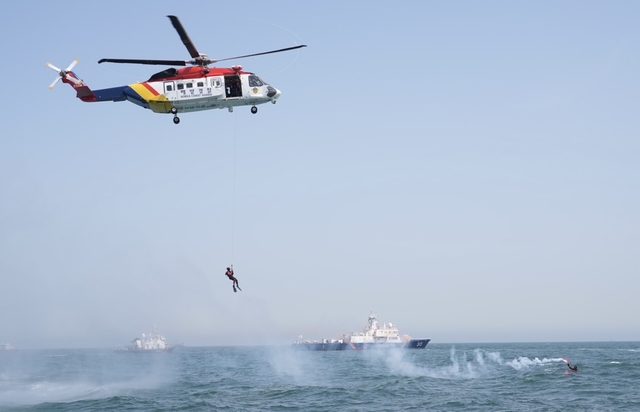 해경 헬기가 익수자를 구조하는 훈련 모습. 연합뉴스