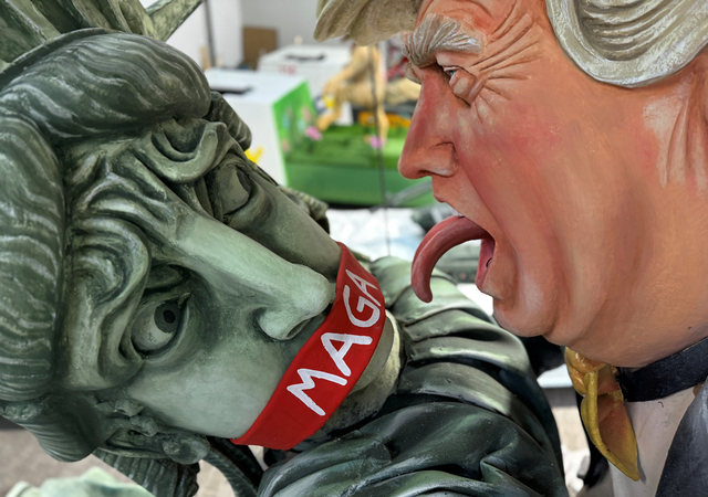 MAGA(미국을 다시 위대하게)라고 쓰인 재갈을 입에 물고 있는 자유의 여신상이 왕관을 쓴 도널드 트럼프 미국 대통령과 춤을 추는 모습의 대형 조형물이 10일 독일 마인츠에 전시돼 있다. 이 조형물은 오는 16일 열리는 독일 전통 축제 로젠몬타크(장미의 월요일) 카니발에 사용될 예정이다. 로이터 연합뉴스