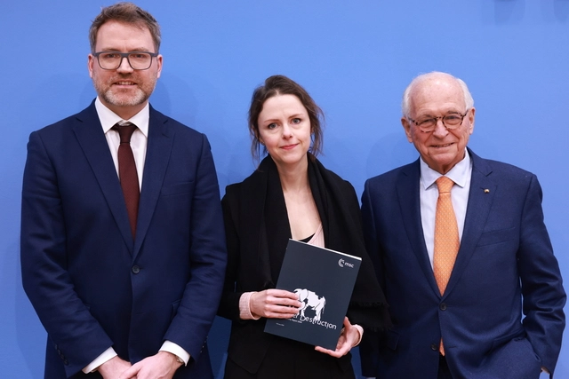 오는 13일 독일 뮌헨에서 열리는 뮌헨안보회의(MSC)를 앞두고 9일 베를린에서 열린 사전기자회견에서 볼프강 이싱거(오른쪽부터) MSC 의장과 소피 아이젠트라우트 연구출판담당책임자, 토비아스 분데 연구정책국장이 사진촬영을 위해 포즈를 취하고 있다. EPA 연합뉴스