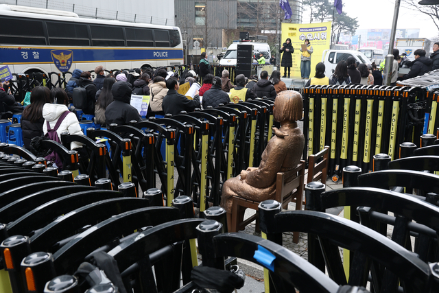 11일 서울 옛 일본대사관 앞에서 1739차 일본군성노예제 문제해결을 위한 수요시위가 열리고 있다. 연합뉴스