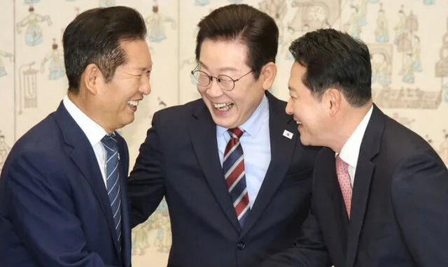 이재명 대통령이 지난해 9월8일 오전 서울 용산 대통령실에서 정청래 더불어민주당 대표, 장동혁 국민의힘 대표와 오찬 회동을 하기 전 인사를 하고 있다. 대통령실사진기자단