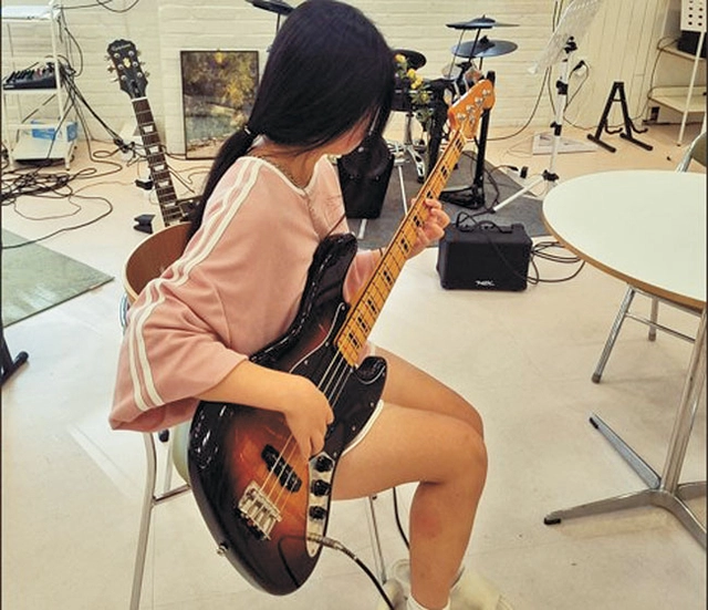 지난해 8월 초록우산 대구지역본부 가족돌봄아동·청소년 지원사업을 통해 기타 수업을 받고 있는 한 청소년.  초록우산 제공