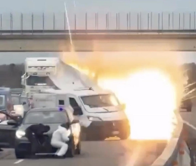 범죄 현장에서 현금 수송 트럭을 폭파시키는 일당. 엑스 캡처