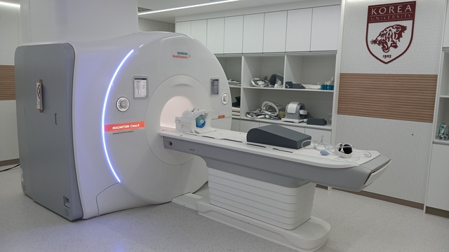고려대 의대 MRI 정밀영상연구센터가 연구용으로 도입한 지멘스헬시니어스의 ‘마그네톰 시마 엑스 3 테슬라 MRI’.  고려대 의대 제공