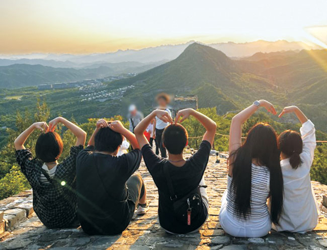 지난해 6월 초록우산 대구지역본부 ‘2025 대구 가족돌봄아동·청소년 지원사업-어린 돌봄의 동행’ 프로그램 일환으로 해외문화체험을 간 청소년들이 사진을 찍고 있다.  초록우산 제공