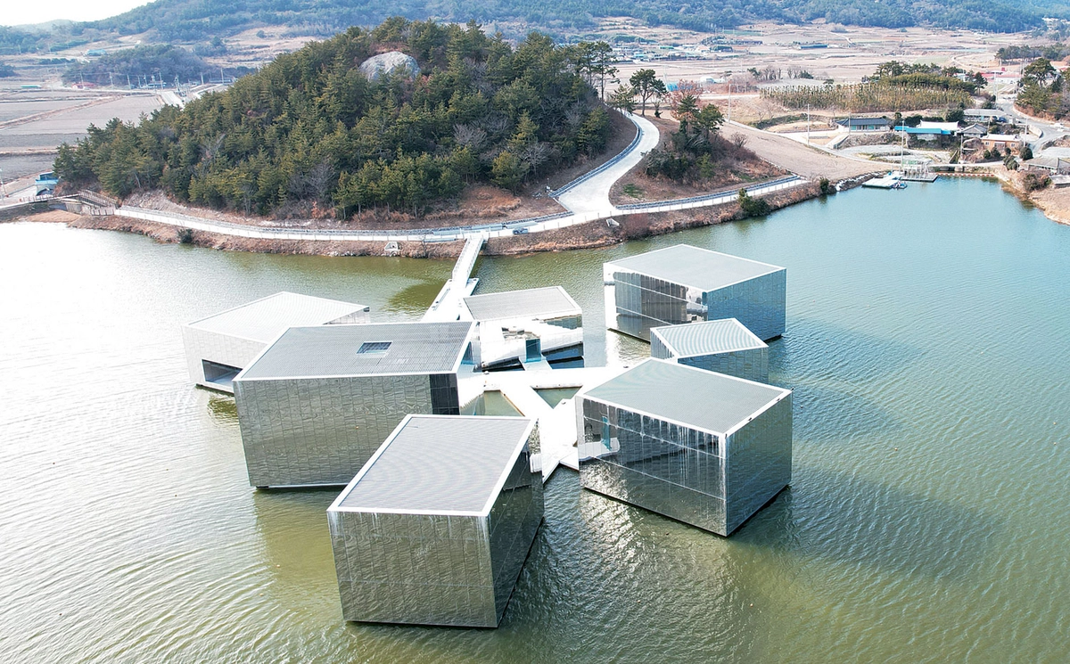 저수지 수면 위에 큐브 형태로 띄워놓은 수상미술관 플로팅뮤지엄.