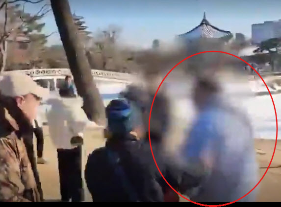 경복궁 관리직원을 폭행한 중국인. 채널A 보도 캡처