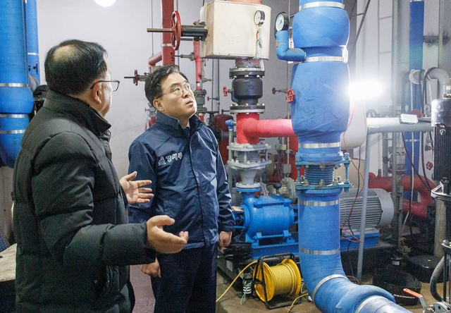 진교훈 서울 강서구청장(오른쪽)이 단수로 피해를 겪고 있는 방화동의 한 아파트 지하 펌프실을 찾아 복구 진행 상황을 확인하고 있다. 강서구청 제공