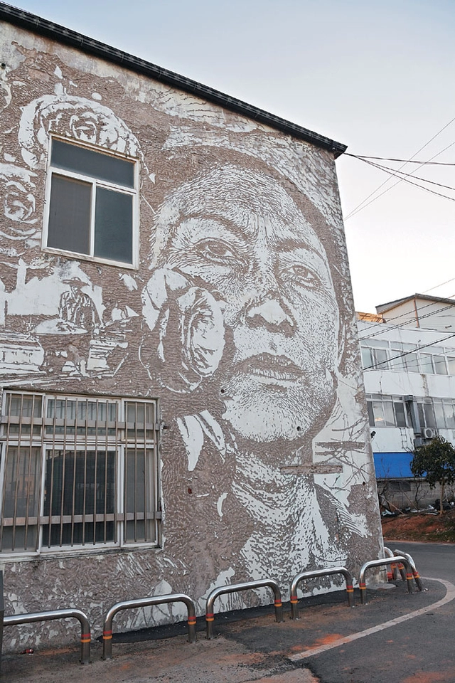 압해읍의 벽화 ‘염전과 노동자의 얼굴’. 포르투갈 작가 빌스의 작품이다.