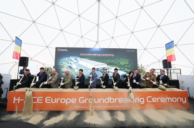 지난 11일(현지시간) 루마니아 듬보비차주서 열린 K9자주포 현지 공장 착공식에서 손재일(왼쪽 다섯번째부터) 한화에어로스페이스 대표이사, 이리네우 다러우 루마니아 경제부장관, 이용철 방위사업청장 등 참석자들이 시삽식을 하고 있다.한화에어로스페이스 제공