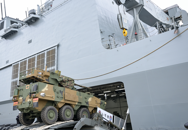 해군·해병대 코브라골드 훈련전대가 12일 출항에 앞서 지난 10일 해군 부산작전기지에서 해군 상륙함 노적봉함(LST-Ⅱ, 4900t급)에 해병대 차륜형대공포 ‘천호’(K-30W)를 탑재하고 있다. 해외훈련에서 처음으로 천호 실사격훈련이 진행될 예정이다. 해군 제공