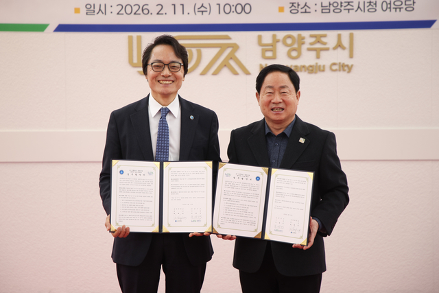 주광덕(오른쪽) 남양주시장과 제해종 삼육대학교 총장이 지난 11일 시청 여유당에서 ‘AI 인재양성 및 첨단산업 생태계 조성을 위한 업무협약’을 체결하고 있다. 남양주시 제공