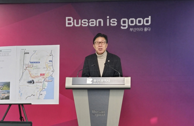 박형준 부산시장이 12일 기획재정부 재정사업평가위원회에서 도시철도 정관선 건설사업이 예비타당성조사를 통과한 배경과 향후 계획을 설명하고 있다.