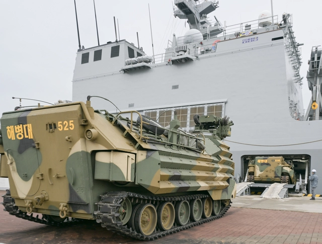 해군ㆍ해병대 코브라골드 훈련전대가 12일 출항에 앞서 지난 10일 해군 부산작전기지에서 해군 상륙함 노적봉함(LST-Ⅱ, 4900t급)에 해병대 한국형 상륙돌격장갑차(KAAV)를 탑재하고 있다. 해군ㆍ해병대는 2026년 코브라골드 연합훈련에 참가해 연합작전 수행능력을 강화할 계획이다. 해군 제공