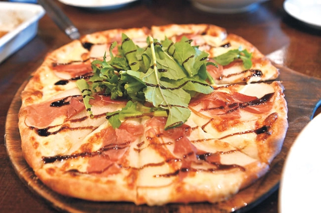 암태도 ‘남하부엌’의 하몽을 얹은 피자.