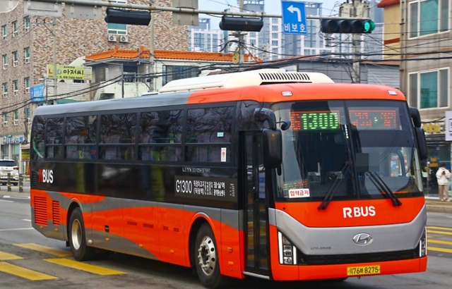 양주시가 출근시간대 광역버스 혼잡 완화를 위해 시민 체감도가 높은 양주~잠실행 노선에 수요대응형버스(전세버스) 운행을 강화한다. 양주시 제공