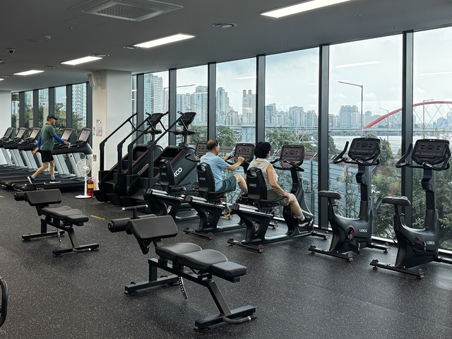 마포365구민센터에서 구민들이 한강을 바라보며 운동을 하고 있다. 마포구청 제공