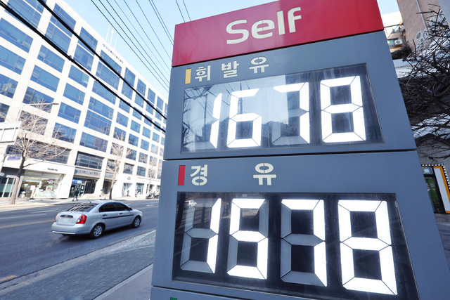 정부가 28일 종료 예정인 유류세 한시적 인하 조치를 4월 30일까지 2달 연장하기로 했다고 12일 밝혔다. 최근 국내 휘발유 소비자 가격이 계속 하락세를 보인 가운데 국제유가는 반대로 상승한 만큼 이를 고려한 조치로 풀이된다. 정부는 지난해 12월 유류세 인하 조치를 이달 28일까지 추가 연장한 바 있다. 사진은 지난 8일 서울 시내 한 주유소. 연합뉴스