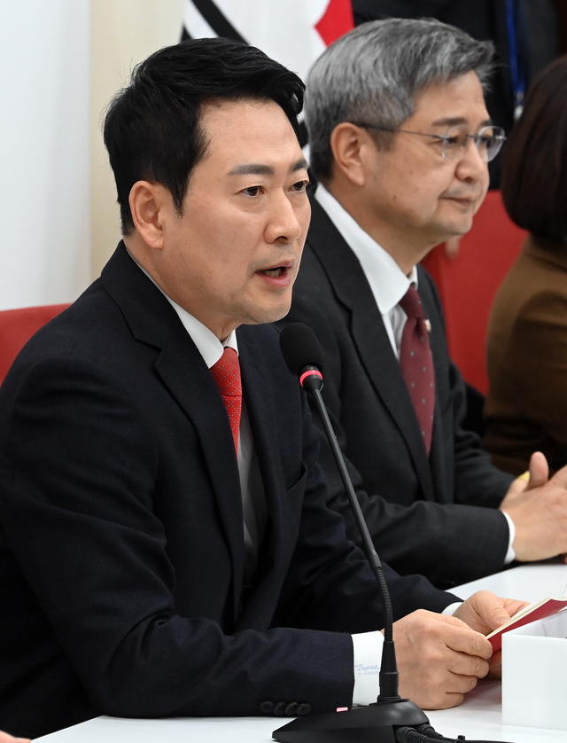 장동혁(왼쪽) 국민의힘 대표가 12일 오전 국회 원내대표실에서 청와대 오찬 불참 이유를 설명하고 있다.  곽성호 기자