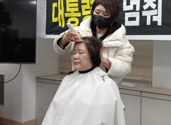 안경자 국민의힘 대전시의원이 12일 오전 대전시의회 기자실에서 대통령이 대전·충남 행정통합을 멈춰달라고 요구하며 삭발을 하고 있다. 뉴시스