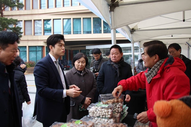 지난 11일 서울 여의도 국회 소통관 앞마당에서 열린 ‘가평군 우수 농특산물 직거래 장터’에서 주민들과 만나고 있는 김용태 국민의힘 의원.