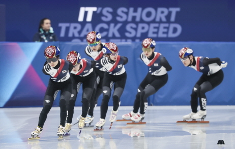 한국 쇼트트랙 대표팀이 11일(한국시간) 이탈리아 밀라노 아이스스케이팅 아레나에서 훈련하고 있다.뉴시스
