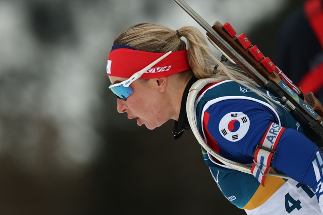 한국대표팀의 예카테리나 압바꾸모바가 11일(한국시간) 이탈리아 안테르셀바 바이애슬론 아레나에서 열린 여자 15㎞에서 역주하고 있다. AFP 연합뉴스