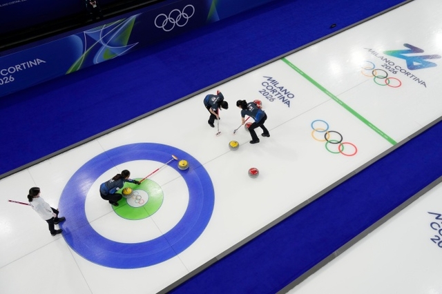 스킵 김은지와 김민지, 김수지, 설예은, 설예지로 구성된 여자 컬링 국가대표팀은 12일 오후(한국시간) 이탈리아 코르티나담페초의 코르티나 컬링 올림픽 스타디움에서 열린 미국과 라운드로빈 1차전에서 버튼 앞에 스톤을 쌓고 있다. AP뉴시스