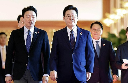 이재명 대통령과 강훈식 비서실장이 청와대에서 열린 수석보좌관회의 참석을 위해 회의실로 향하고 있다. 연합뉴스