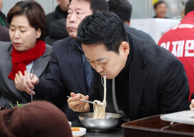 국민의힘 장동혁 대표가 11일 대구 서문시장을 방문해 국수를 먹고 있다. 연합뉴스