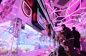 불황형 ‘탕진잼’ ?… 북적이는 인형뽑기방[도시풍경]