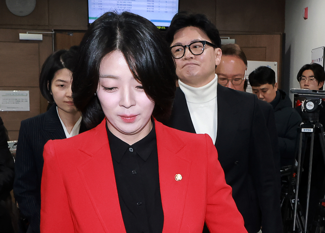 배현진 국민의힘  의원은 13일 국회 소통관에서 열린 당원권 정지 1년 처분 관련 기자회견을 마친 후 한동훈 전 대표와 함께 소통관을 나서고 있다. 연합뉴스