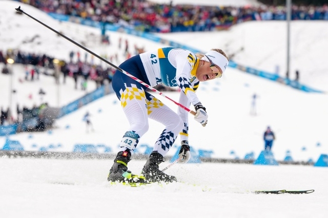스웨덴의 프리다 칼손이 12일 밤(한국시간) 이탈리아 테세로 크로스컨트리 스키 스타디움에서 열린 2026 밀라노·코르티나동계올림픽 여자 크로스컨트리스키 10㎞ 인터벌 스타트 프리 경기를 마친 뒤 기진맥진해 쓰러지고 있다. AP뉴시스