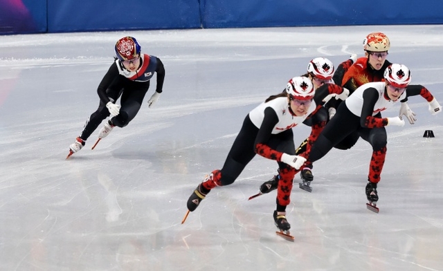 최민정(사진 왼쪽)이 13일 오전(한국시간) 이탈리아 밀라노 아이스스케이팅 아레나에서 열린 2026 밀라노·코르티나동계올림픽 쇼트트랙 여자 500m 준결승에서 역주하고 있다. 뉴시스