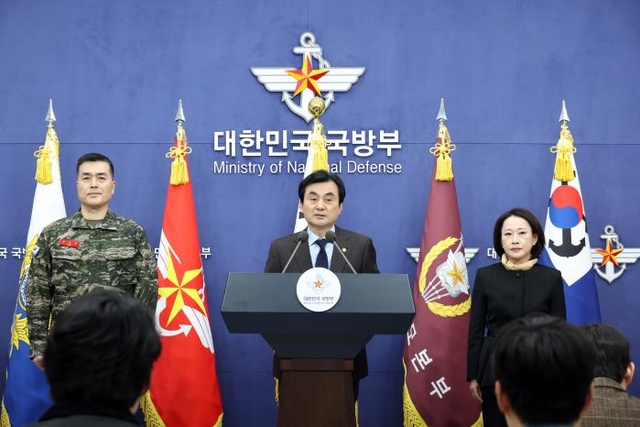 안규백(가운데) 국방부 장관이 12일 서울 용산구 국방부 브리핑룸에서 ‘헌법존중 정부혁신 태스크포스(TF)’ 활동 결과를 발표하고 있다. 왼쪽은 박정훈(준장)  국방부 조사본부장,  오른쪽은 안지영(준장) 국방부 검찰단장. 국방일보 제공