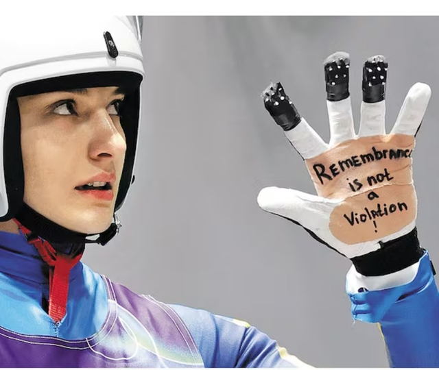 2026 밀라노·코르티나동계올림픽에 출전한 우크라이나 루지 선수 올레나 스마하가 자신의 장갑에 영어로 ‘추모는 규정 위반이 아니다’라고 쓴 메시지를 들어 보이고 있다. 로이터 연합뉴스