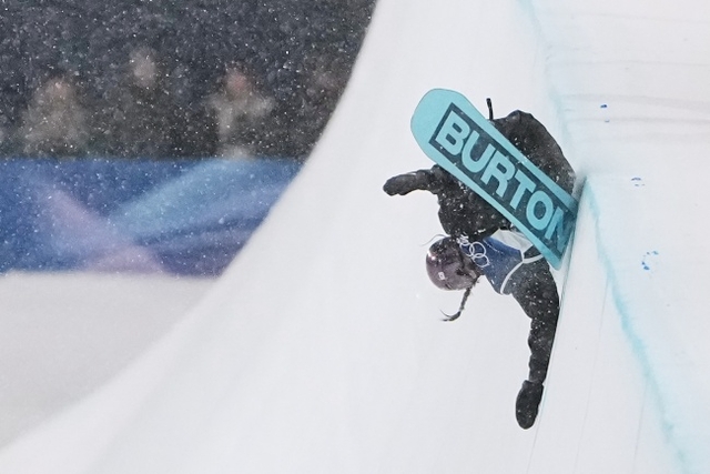 최가온은 13일 오전(한국시간) 이탈리아 리비뇨 스노파크에서 열린 2026 밀라노·코르티나동계올림픽 여자 스노보드 하프파이프 결선 1차 시기에서 공중 동작 후 착지하는 과정에서 벽과 충돌하고 있다. AP뉴시스