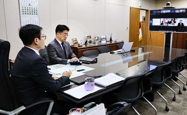 여한구(왼쪽) 산업통상부 통상교섭본부장이 13일 정부세종청사 집무실에서 미국이 주최한  ‘핵심광물 통상장관 회의’에 화상으로 참석, 글로벌 핵심광물 공급망 안정화 및 다변화를 위한 통상 분야 협력 방안을 논의하고 있다. 산업통상부 제공