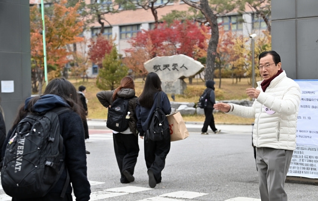 이현재(오른쪽) 경기 하남시장이 지난해 11월 13일 2026학년도 대학수학능력시험이 치러진 하남고를 방문해 수험생들을 격려하고 있다. 하남시청 제공