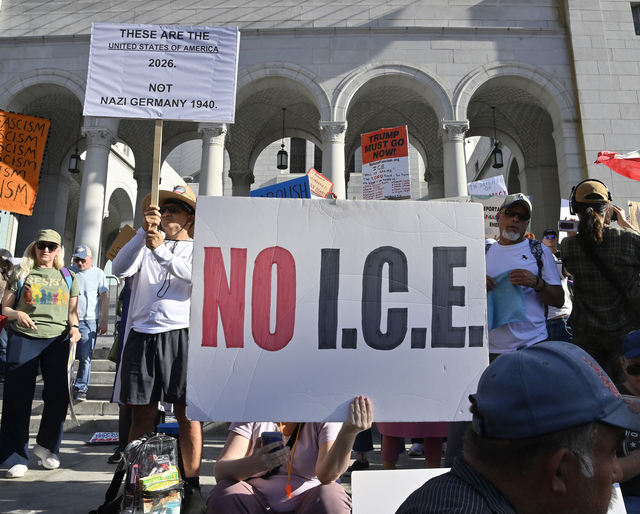 지난달 31일 로스앤젤레스 시청 앞에서 ‘아이스는 나가라(ICE Out Everywhere)’를 외치며 수백여 명의 시민이 모여 미 연방 이민단속과 미네소타에서의 이민단속 요원 총격 사망 사건에 항의하는 시위를 벌이고 있다. UPI 연합뉴스