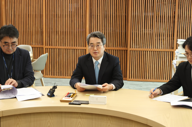 김동연(가운데) 경기지사가 지난 12일 경기도청 회의실에서 손임성(왼쪽) 경기도 도시주택실장 등이 참석한 가운데 집값 담합 근철을 지시하고 있다. 경기도청 제공