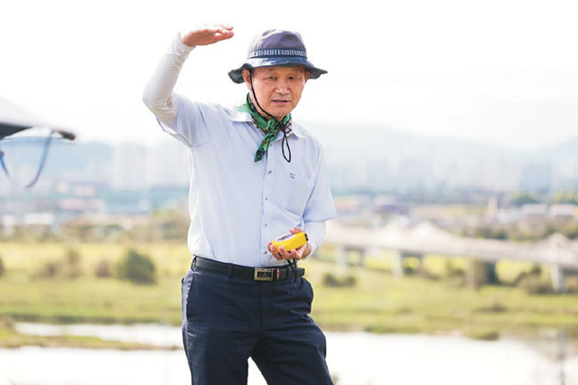 지난해 여름 전북 완주군 삼례읍 비비정에서 김장근 씨가 농업용 수리답사단에 근대농업시설을 설명하고 있다.  본인 제공