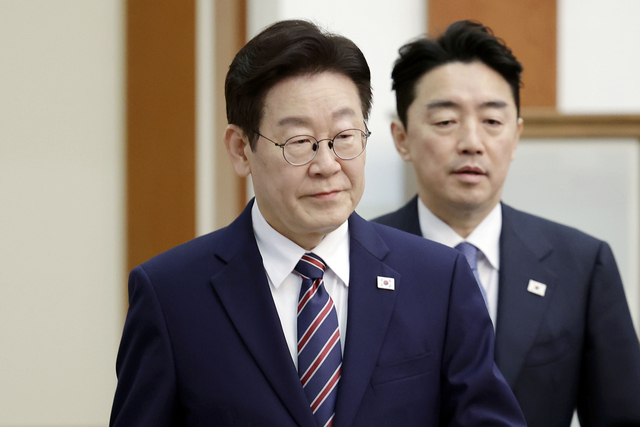 이재명 대통령과 강훈식 비서실장이 12일 청와대에서 열린 수석보좌관회의에 입장하고 있다.  연합뉴스