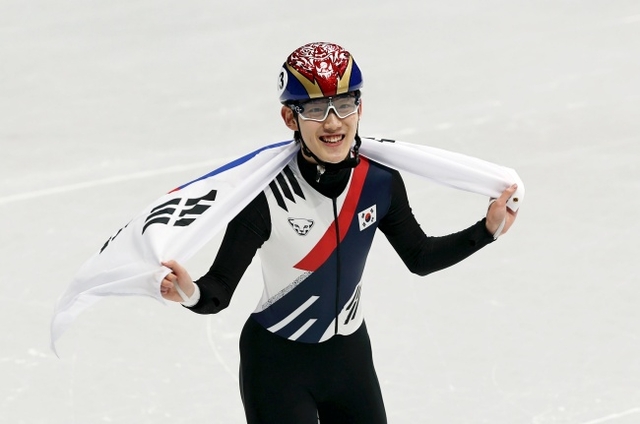 임종언이 13일 오전(한국시간) 이탈리아 밀라노 아이스스케이팅 아레나에서 열린 2026 밀라노·코르티나동계올림픽 쇼트트랙 남자 1000m에서 동메달을 딴 뒤 태극기를 두르고 기뻐하고 있다. 뉴시스