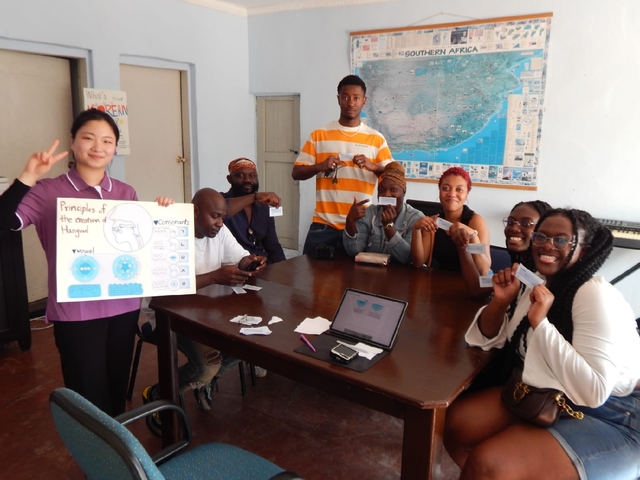 해외 파견 활동에 참여한 IYF 소속 이은솔 단원이 현지 청소년들에게 한국 전통문화를 교육하고 있다. IYF 제공