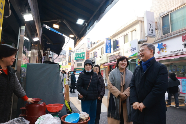 장인홍(오른쪽) 서울 구로구청장이 설 명절을 앞두고 전통시장을 방문해 상인과 이야기를 나누고 있다. 구 로구청 제공