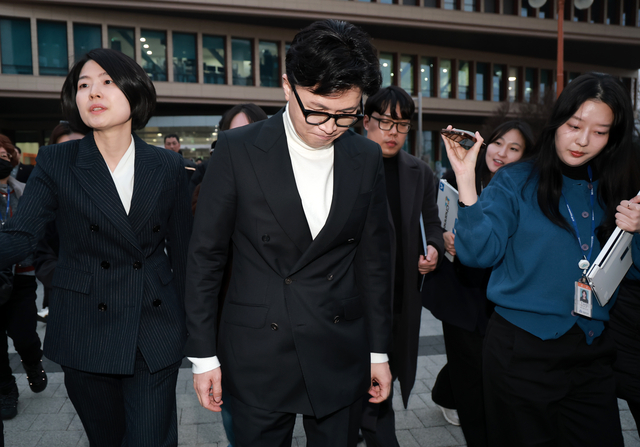 한동훈 전 국민의힘 대표가 13일 국회에서 열린 배현진 의원의 당원권 정지 1년 처분 관련 기자회견이 끝난 후 소통관을 나서고 있다. 연합뉴스