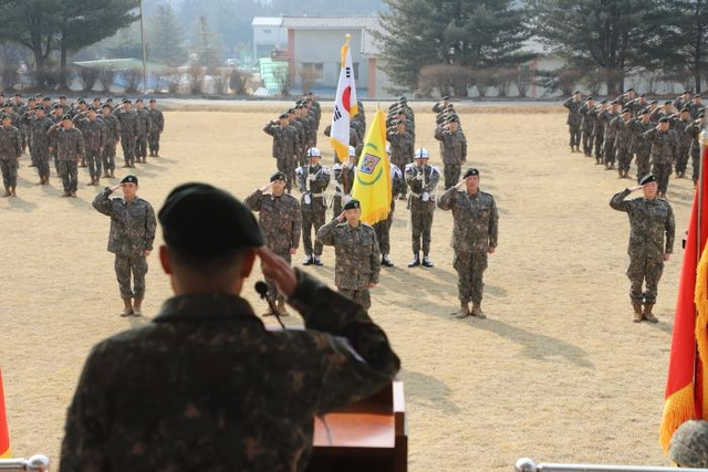 지난 12일 육군5기갑여단에서 열린 미국 현지 연합 소부대 훈련 출정식에서 북진대대 장병들이 경례하고 있다. 육군 제공/국방일보